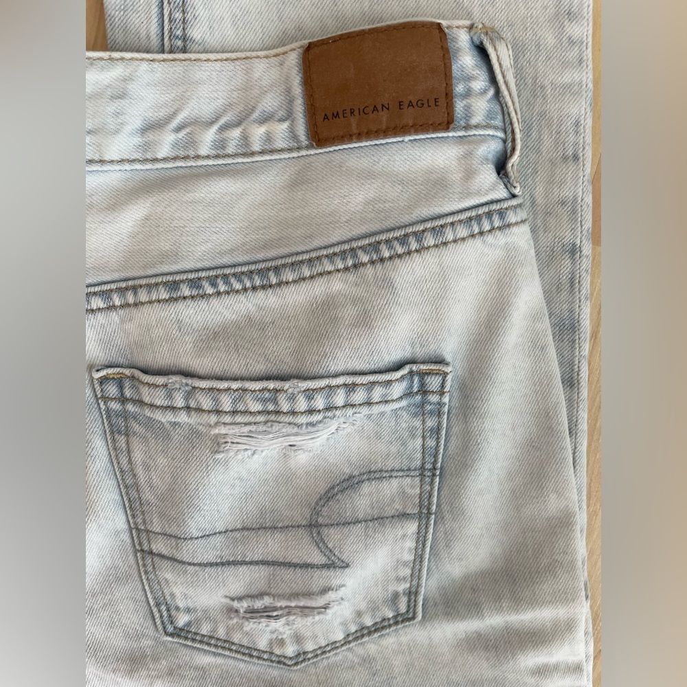 American Eagle size 4 light wash distressed high waisted mom jean